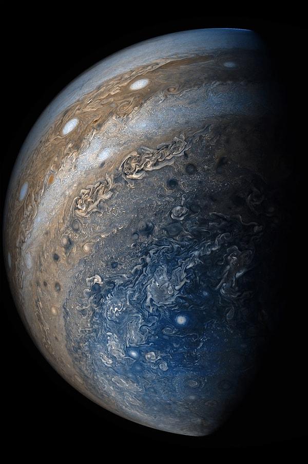 22. NASA'nın Juno uzay aracı Jüpiter'i fotoğraflamış ve gezegenin üzerindeki bu incileri yakalamıştı.
