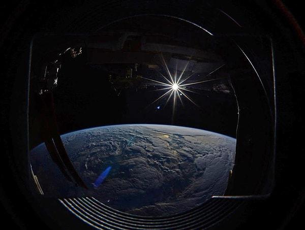 30. NASA astronotu tesadüfen Uluslararası Uzay İstasyonu'nun ardına gizlenen Güneş'in bu fotoğrafını yakaladı.