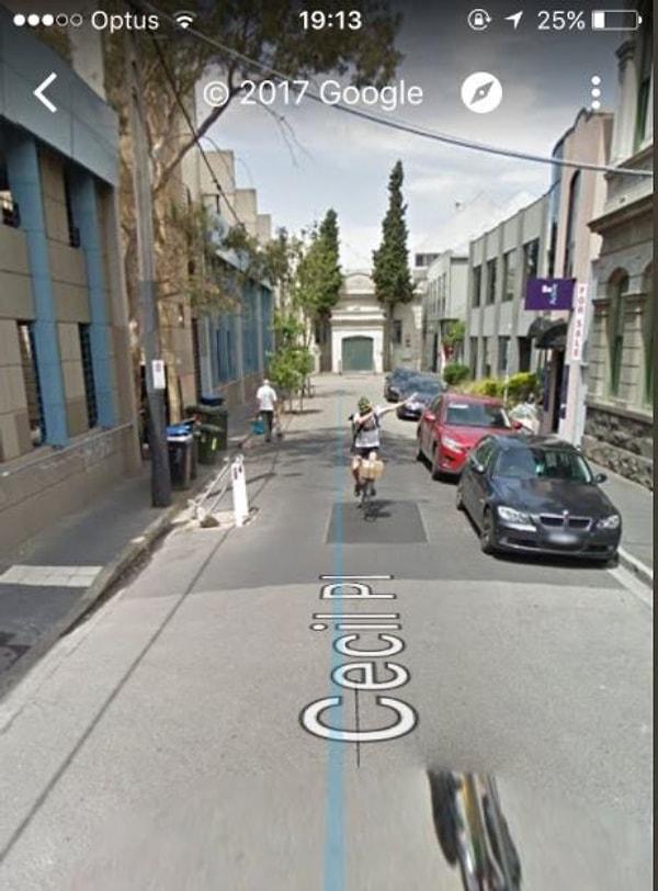 14. Google sokak görünümü aracının arkasına takılıp sokak boyu 'dab' yapan abi.