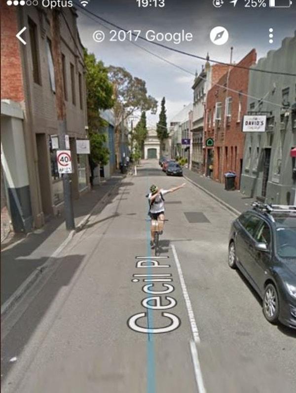 14. Google sokak görünümü aracının arkasına takılıp sokak boyu 'dab' yapan abi.