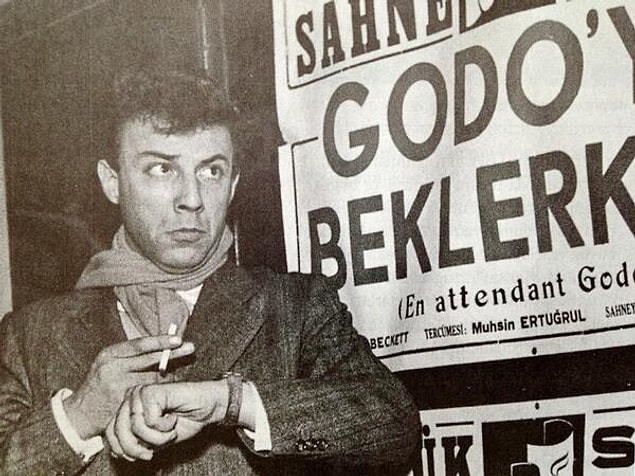 Özkul, Bakırköy'de bulunan Halkevi'nde oyunculuğa adım attı.