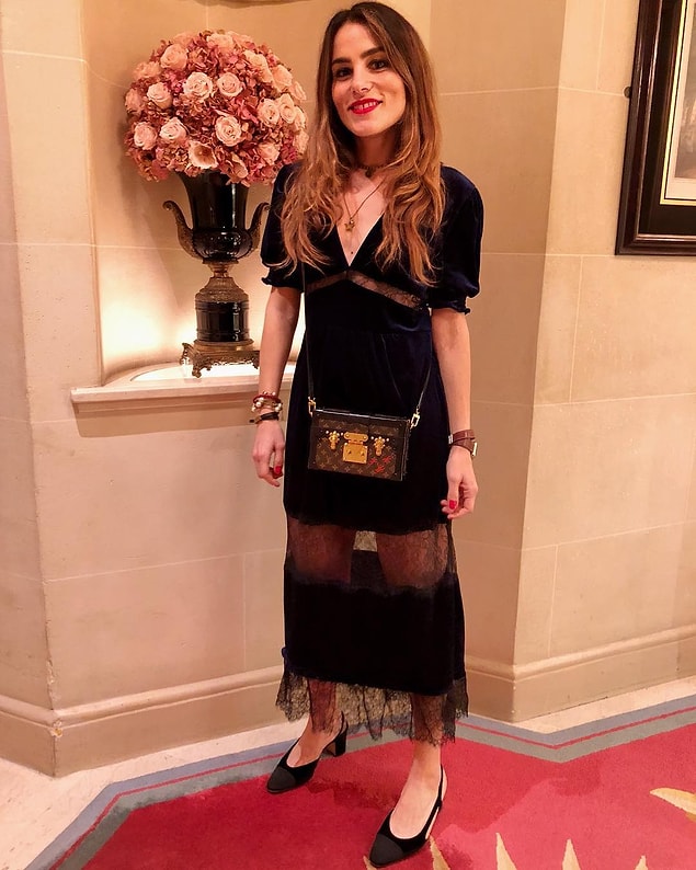 Sarah, bu dantel detaylı siyah elbisesiyle muhteşem görünmüyor mu?