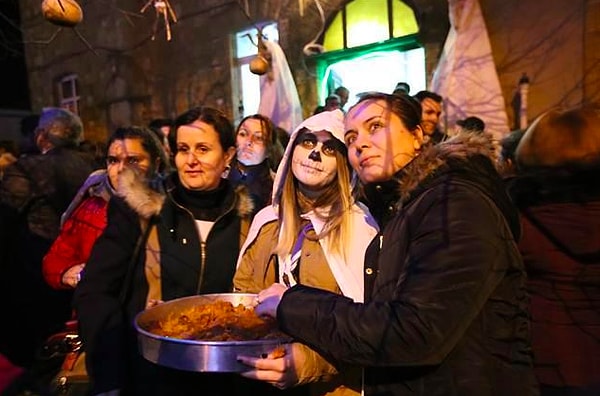 Bu gecede her evde mutlaka kabak pişiriliyor. Ayrıca geleneksel olarak akıtma, kar suyunda haşlanmış mısır, armut, ayva, çekirdek, badem, kuzinede fırınlanmış yer fıstığı, ceviz gibi yiyecekler yeniyor.