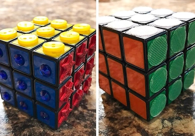Görme engelliler için Rubiks kübü.