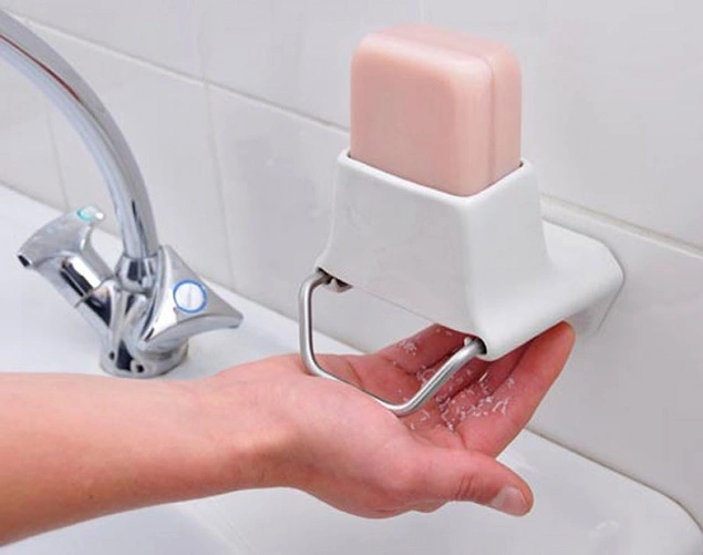 Kullanım sırasında katı sabunu elinize rendeleyen ve hijyen sağlayan sabunluk.