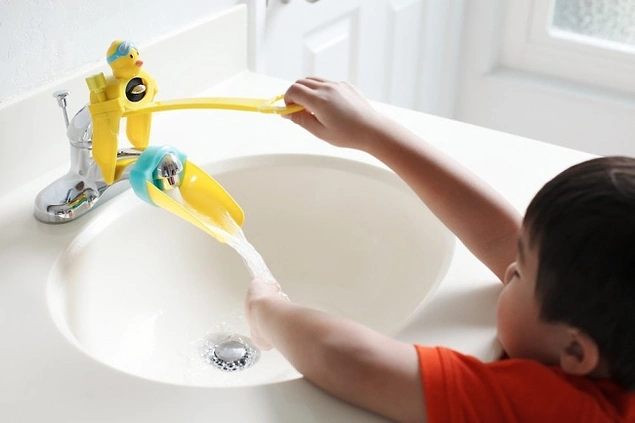 Yine küçük çocuklar için kendi başlarına el yıkayabilmelerini sağlayan bu şirin uzatma aparatı.
