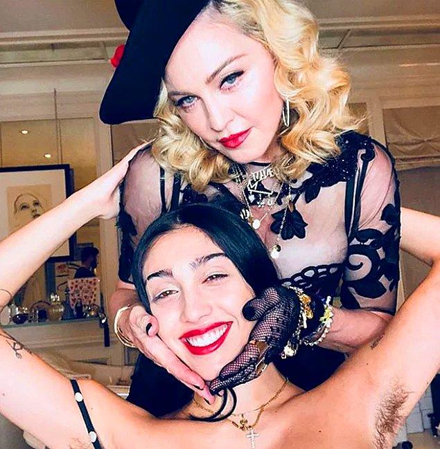 6. Madonna'nın kızı Lourdes ile paylaştığı yeni yıl fotoğrafı gümbürtü koparttı.