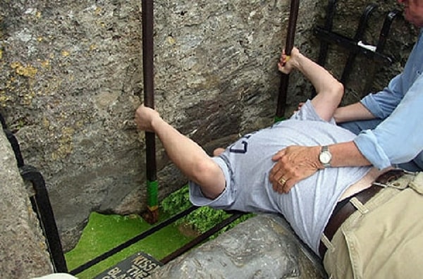 9. А вот так турист целует камень Красноречия в замке Бларни (графство Корк в Ирландии). Недостаточно просто поцеловать камень, необходимо ещё и специальным образом свеситься с парапета!