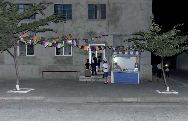 22. Однажды ночью, на обратном пути в отель, мой автобус поехал по иному маршруту из-за закрытия улиц. Когда мы проходили мимо старых зданий, руководство просило меня выключить вспышку, чтобы не пугать людей.