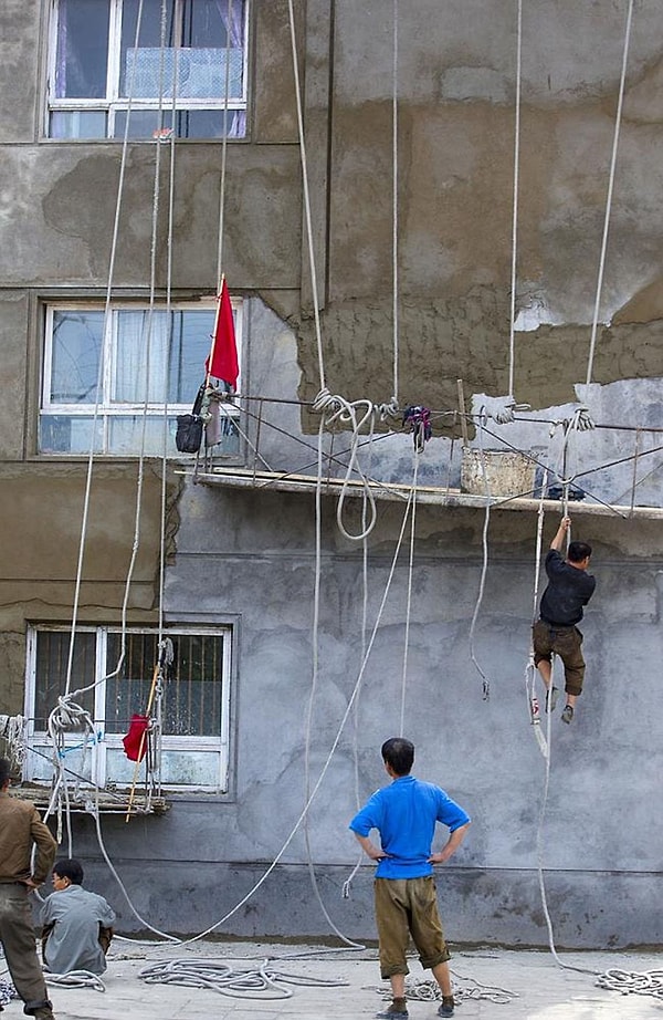 25. Это не цирк. Рабочие действительно выполняют работу вот в таких условиях.