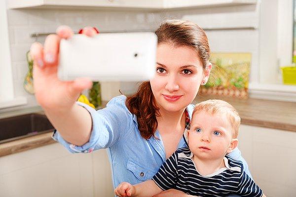 Birçok ebeveyn sosyal medya hesaplarından çocuklarının fotoğraflarını 'rızası olmadan' paylaşmakta beis görmüyor.