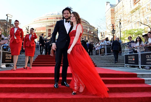 Game of Thrones'dan rol arkadaşı olan Rose, nişanlısının Emilia ile mıç mıç olmasına pek de takılmıyor.