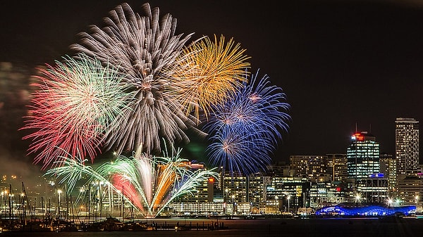 1. Дело в том, что в Новой Зеландии запретили публичное распитие алкоголя во время празднования Нового года. Нарушителей ждал внушительных размеров штраф — до 250 долларов.