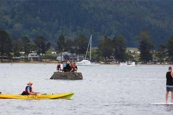 4. Отмечали они Новый год там же, поставив на свой остров стол для пикника и прихватив с собой мини-холодильник и, разумеется, алкоголь, а вокруг импровизированного острова плавали каяки и яхты.