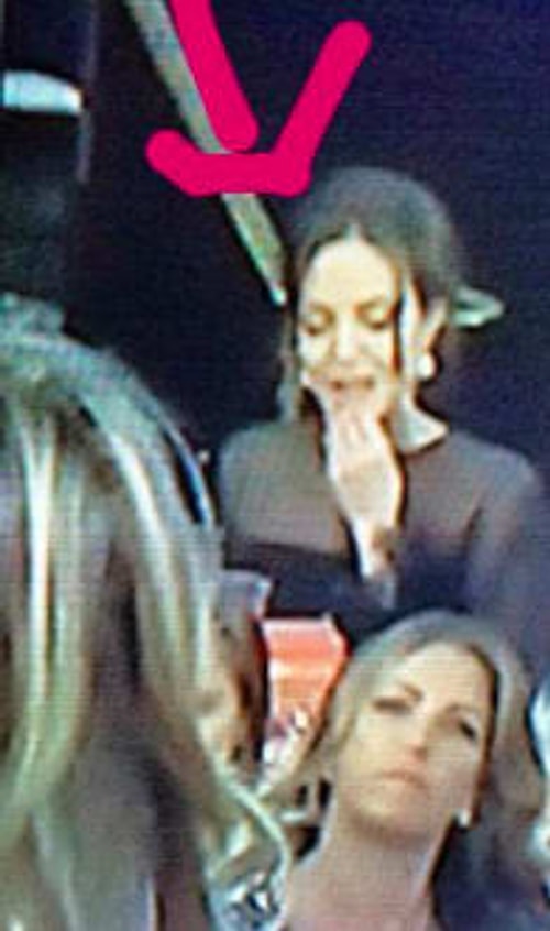 Ancak Angelina Jolie o sırada kafasını kaldırıp sahneye bile bakmadı. 😅