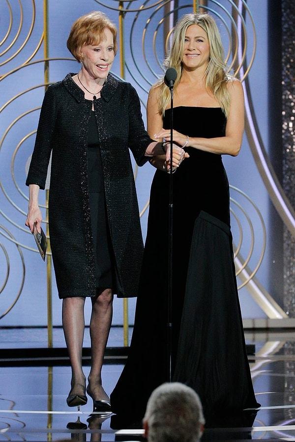 Angelina, Carol Burnett'i ayakta alkışlamak için yerinden kalkanlar arasındaydı. Tabii sahnedeki Jennifer Aniston'ı da alkışlamış kadar oldu. 😂🤗