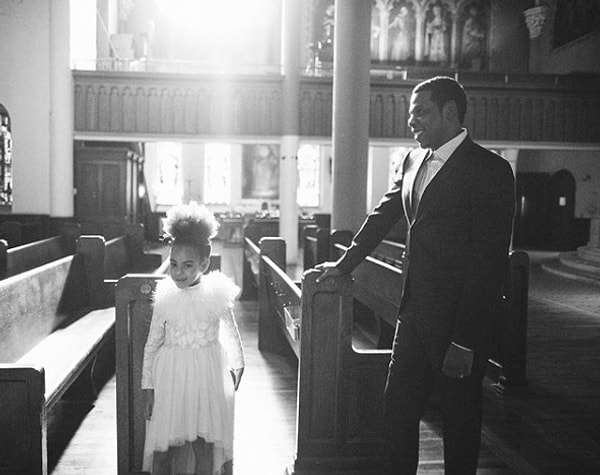 По этому поводу Бейонсе опубликовала вот такую фотографию с Блю и её любимым папой Джей Зи 😇