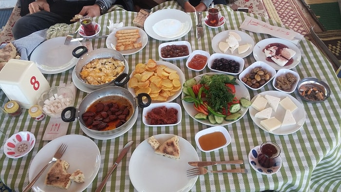 Yer Sofrasında mı Yoksa Masada mı Yemeliyiz? Son Günlerin En Çok Tartışılan Konusuna Işık Tutuyoruz!