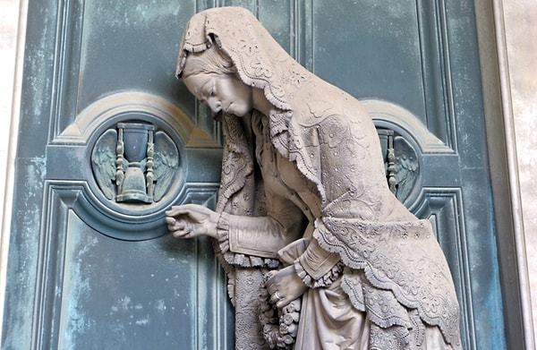 Всемирно известные скульпторы работали здесь в разные времена, включая Леонардо Бистольфи, Джулио Монтеверде и Эдуардо Альфьери.