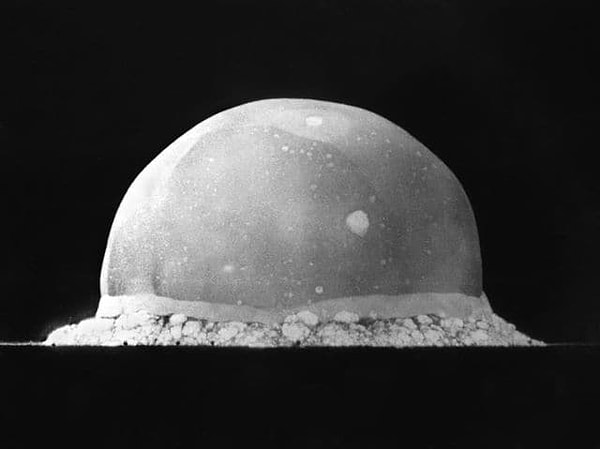 3. Когда состоялось первое в истории испытание ядерного оружия ("Тринити")?