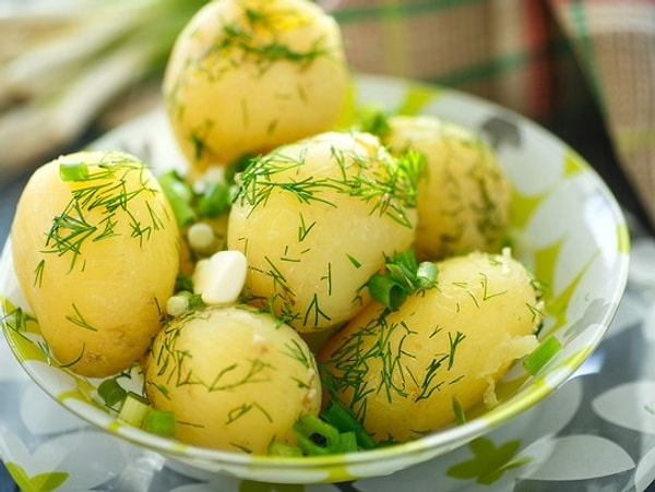 7. 80% массы картофеля - вода.