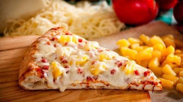 8. Гавайскую пиццу с ананасом придумали в Канаде.