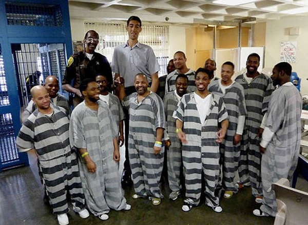 3. Вы автоматически становитесь назад, когда собираются делать групповое фото?