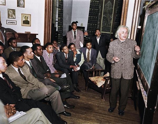 8. Albert Einstein, ABD'deki ilk siyahi üniversitesinde ders verirken, 1946