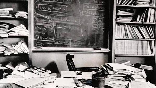 4. Einstein öldükten 1 saat sonra çekilen boş masasının fotoğrafı.