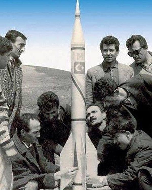 22. 1959 yılında, Bandırma’da lise öğrencileri tarafından, Türkiye’de eşi benzeri görülmeyen bir kulüp kurulur: Bandırma Füze Kulubü