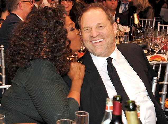 Oprah ve Weinstein 2014 yılında Critic’s Choice Awards gecesinde. Yanlış görmüyorsunuz, Oprah, Harvey Weinstein'in kulak memesini ağzına almış.