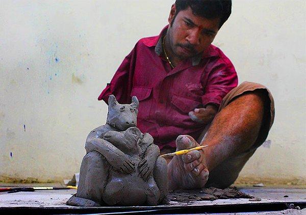 20. Hiçbir engel Dhiraj Satavilkar'ı sanattan geri tutamamış. Elleri olmasa da, ayaklarını kullanarak kile muazzam şekiller vermeyi başarıyor.
