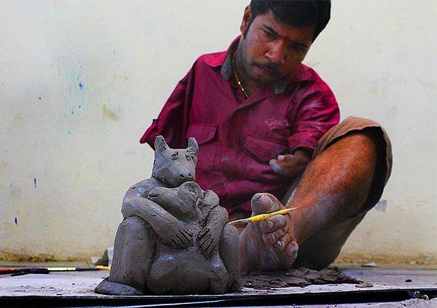 20. Hiçbir engel Dhiraj Satavilkar'ı sanattan geri tutamamış. Elleri olmasa da, ayaklarını kullanarak kile muazzam şekiller vermeyi başarıyor.