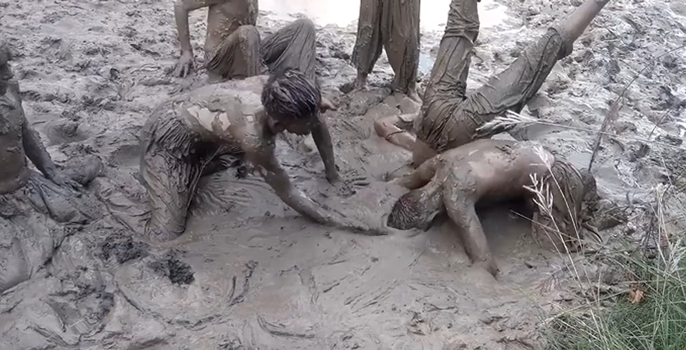 Asla Süslü Oyuncaklara İhtiyacı Olmayan Çocukların Çamurun İçindeki Acayip Keyifli Oyunları