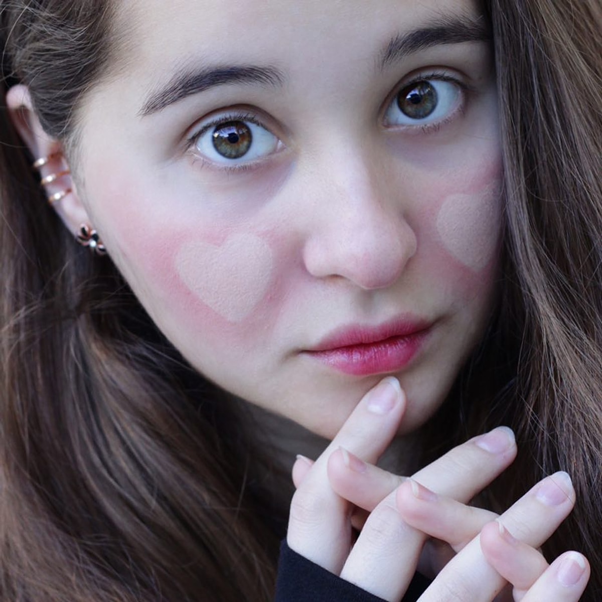 Яркий розовый макияж. Бледное лицо с румянцем. Оттенок на щеках. Макияж с сердечками на щеках. Оттенок на щеках.