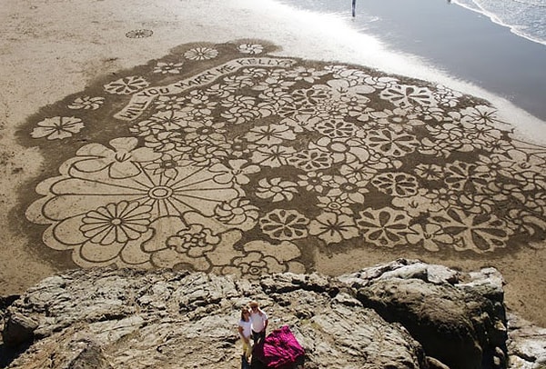 7. Огромный рисунок на песке. Занял, наверное, не один час 👏