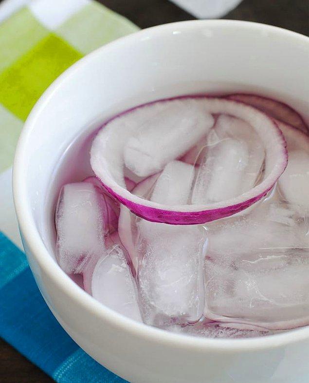 2. Çiğ soğanın tadı size fazla sert geliyorsa, kullanmadan önce doğranmış soğanı 15 dakika kadar buzlu suda bekletin.