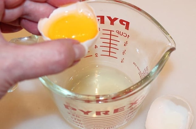 7. Yumurta akı ve mısır nişastası kullanarak eti daha çıtır pişirebilirsiniz.