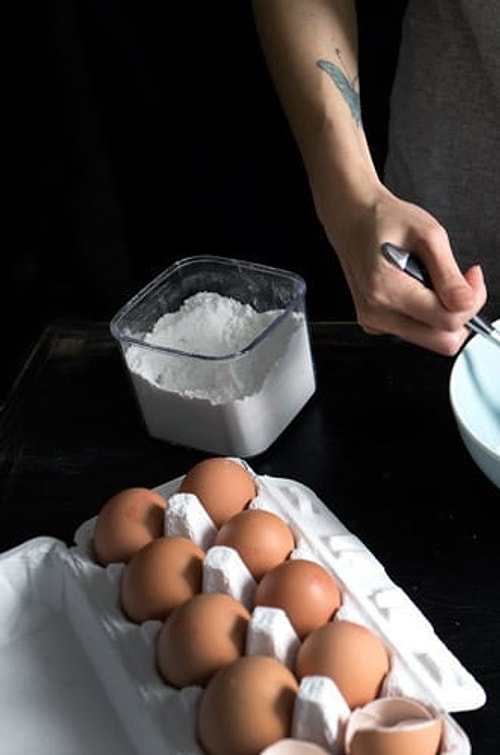 Yağda çırpılmış yumurtaya mısır nişastası eklerseniz yumurtanız kremamsı bir kıvam alır ve kabarır.