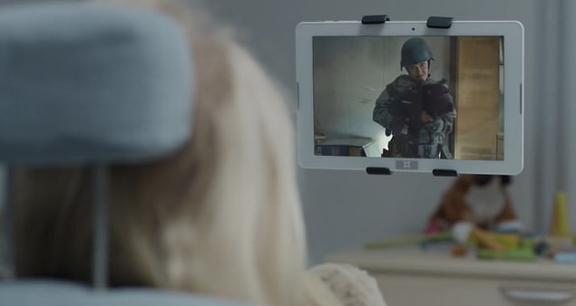 7. "Arkangel" bölümünde Sara karakterine kısaca gösterilen şiddet içerikli video 3. sezon "Men Against Fire" bölümünden bir kesit.