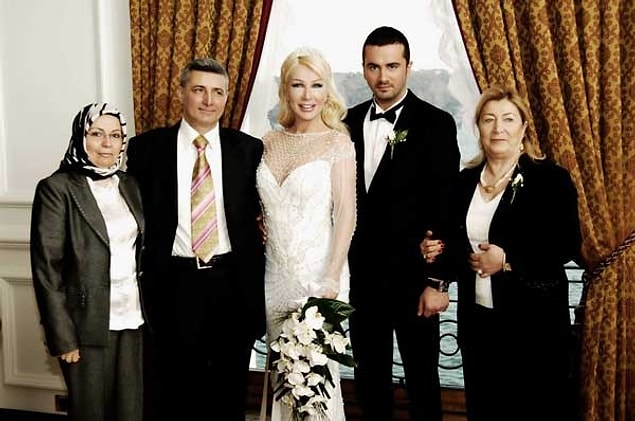 6. Seda Sayan 6. evliliğini türkücü Onur Şan ile Çırağan Sarayı'nda gerçekleştirdi.