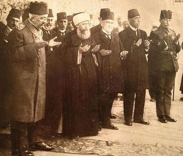 Son padişah bu talebi üzerine ülkeyi terk edip Malta'ya geçmiştir. 18 Kasım 1922 günü de TBMM Abdülmecid Efendi'yi yeni halife seçmiştir.