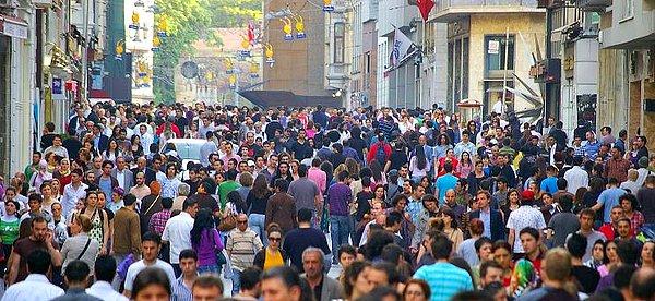 1. Türkiye'nin nüfusu 70 milyon 586 bin 256 kişi olarak açıklandı. "70 milyon bizi seyrediyor" lafı o zamanlara tekabül eder...