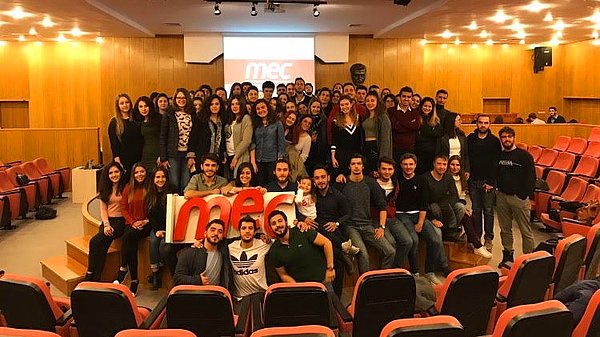 Bilkent Üniversitesi İşletme ve Ekonomi Topluluğu – MEC (Management and Economics Community), Bilkent Üniversitesi’ndeki ilk öğrenci topluluğu. Türkiye’nın en eski ve en büyük öğrenci topluluklarından biri olan MEC, şirketlerle öğrenciler arasındaki köprü olma gayesiyle 30 yıldır çalışmalarına devam ediyor.
