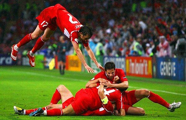 16. EURO 2008 grup maçında A Milli Takım, Çek Cumhuriyeti'ni 2-0'dan geri gelip 3-2 yenerek çeyrek finale çıktı.