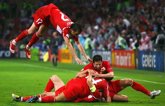 16. EURO 2008 grup maçında A Milli Takım, Çek Cumhuriyeti'ni 2-0'dan geri gelip 3-2 yenerek çeyrek finale çıktı.