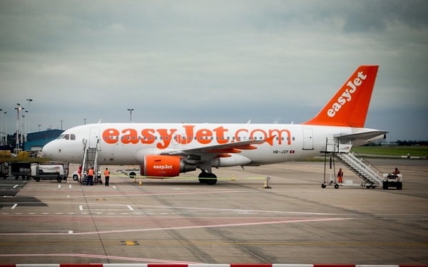 6. После того, как Уильямс дал показания в полиции, он вернулся в аэропорт, чтобы все-таки улететь в Лондон. На этот раз Райан выбрал британский лоукостер EasyJet.