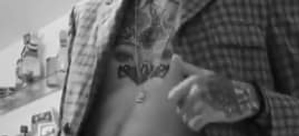 Этим снимком парень явно хотел продемонстрировать свое новое тату.