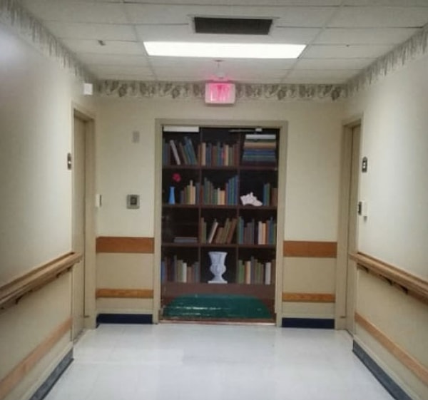 10. Дверь, замаскированная под книжный стеллаж, в отделении для больных Альцгеймером, чтобы они не вышли и не заблудились