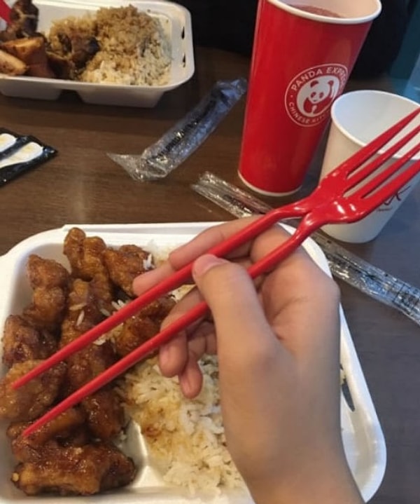 13. Вилка и китайские палочки одновременно. Браво!